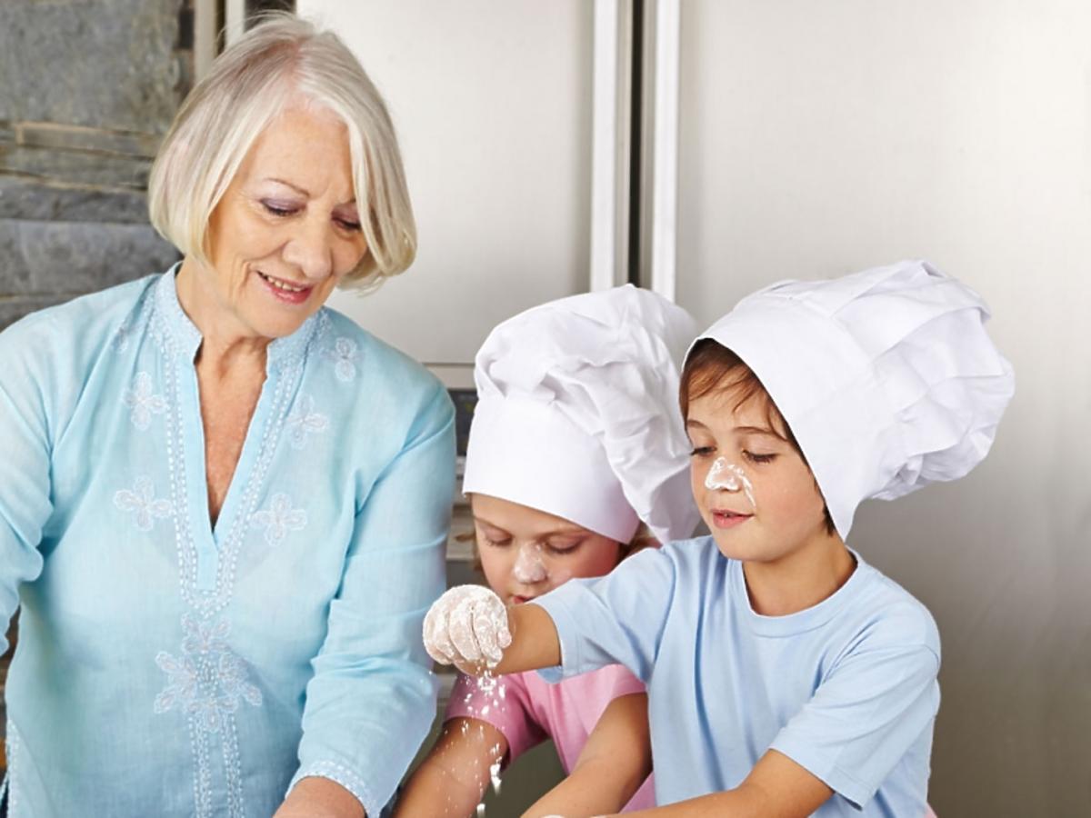 babcia w kuchni z wnukami