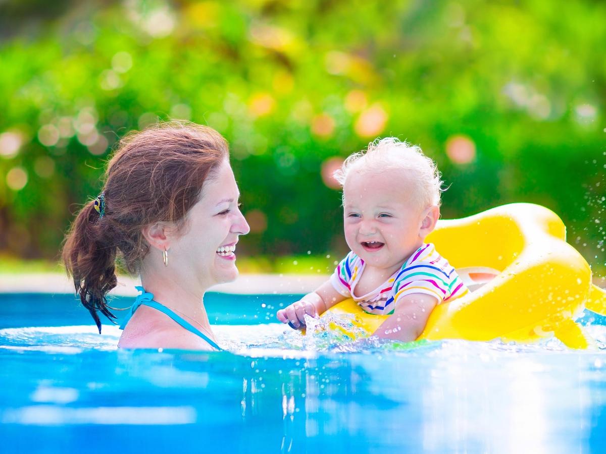 basen, kobieta, dziecko, pływanie