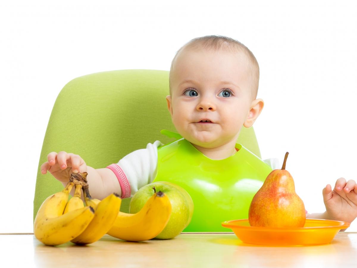 BLW, niemowlę je owoce, Fotolia_81071025