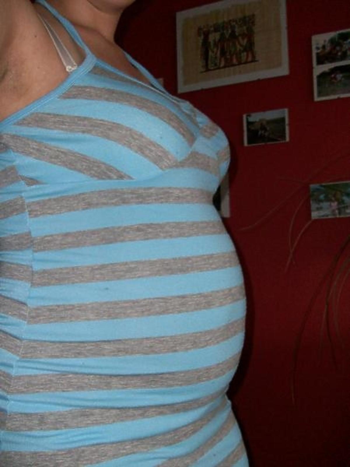 brzuch w ciąży, 6 miesiąc ciąży, brzuch w 6 miesiącu ciąży, brzuch w 24 tygodniu ciąży