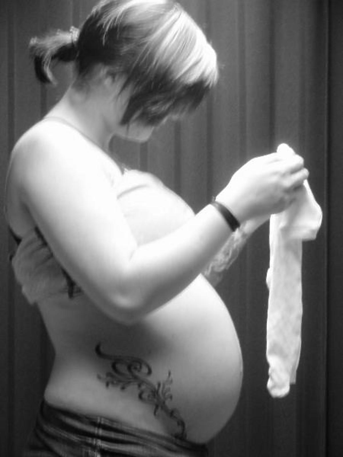 brzuch w ciąży, 8 miesiąc ciąży, brzuch w 8 miesiącu ciąży