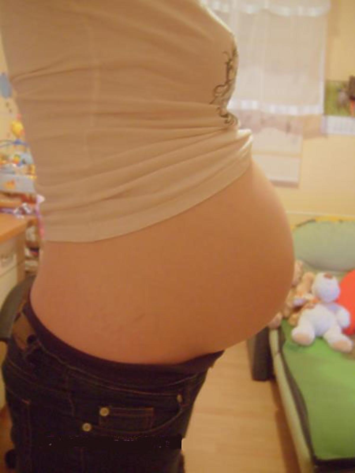 brzuch w ciąży, 9 miesiąc ciąży, brzuch w 9 miesiącu ciąży, brzuch w 37 tygodniu ciąży