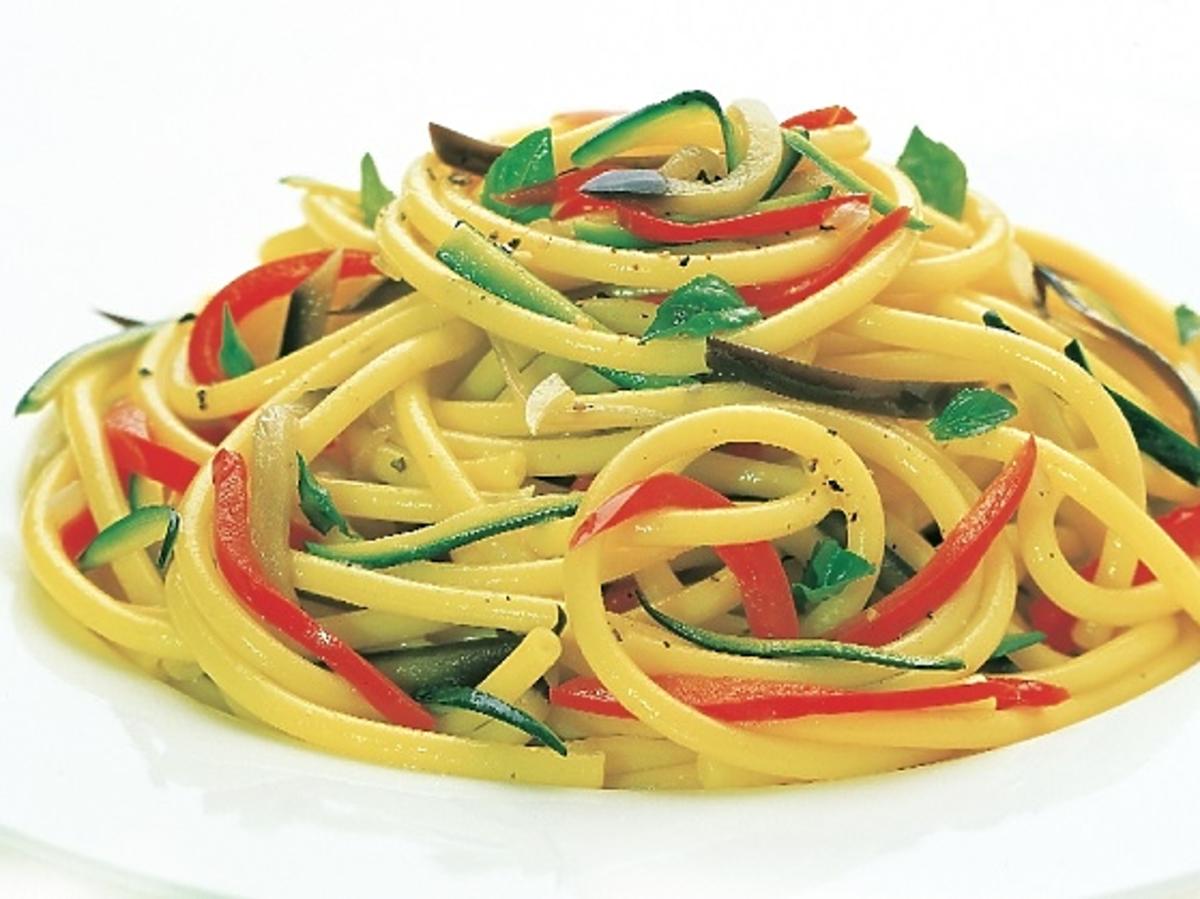 Bucatini z warzywami w kolorze włoskiej flagi