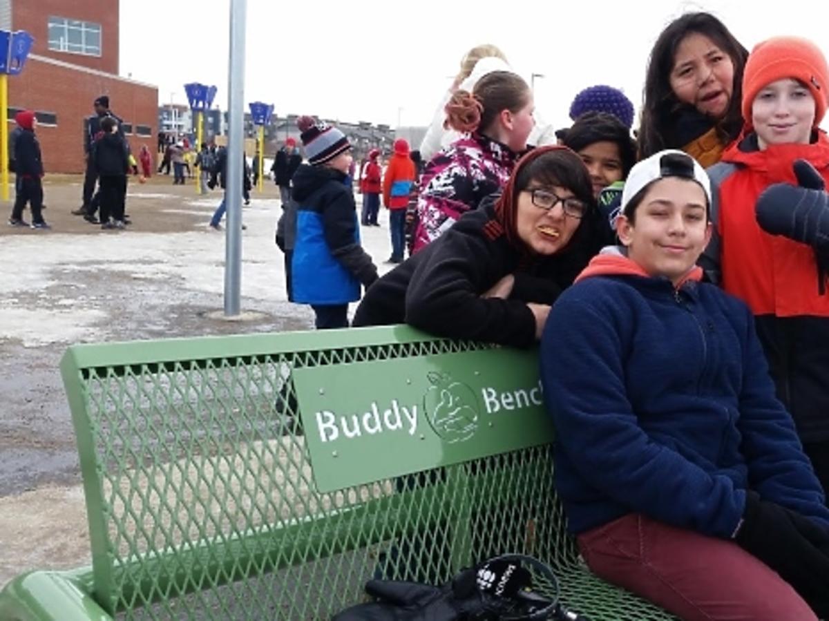 Buddy bench - ławka dla nieśmiałych dzieci