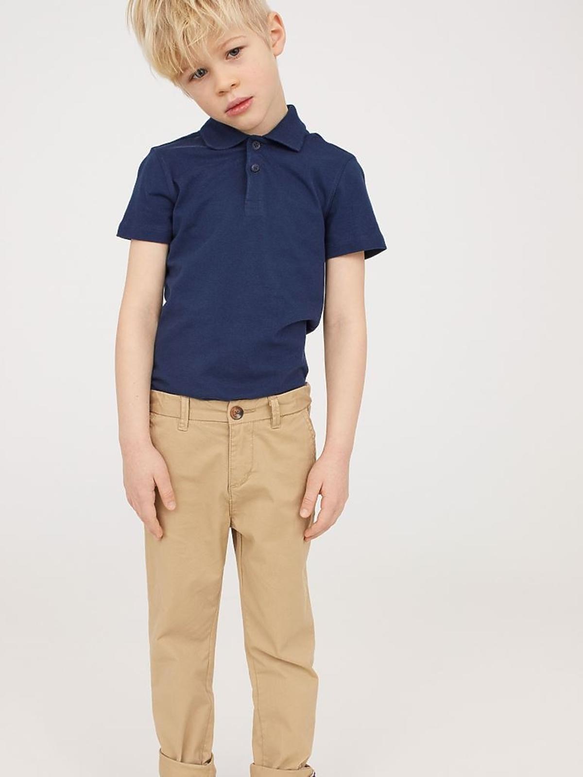 chinosy piaskowe i granatowy t-shirt H&M dla chłopca