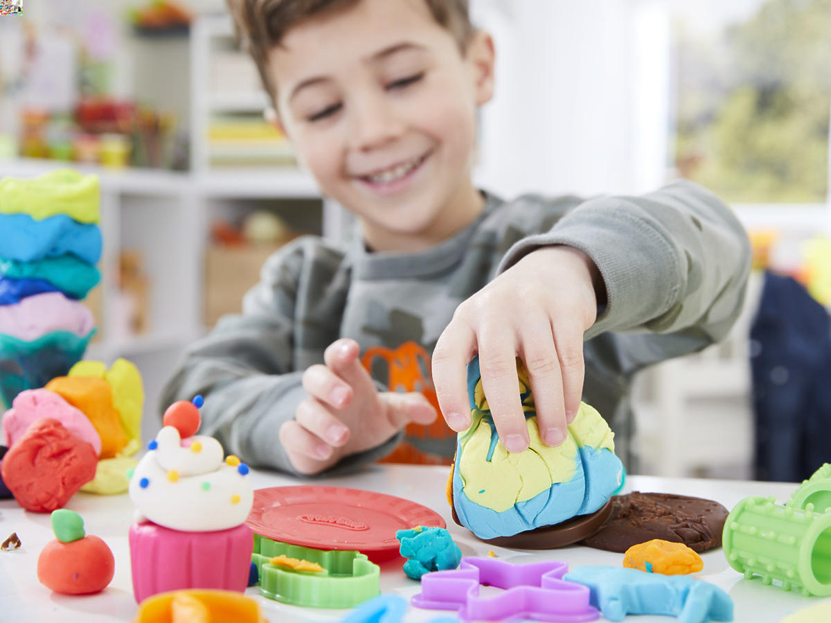 Chłopiec bawi się ciastoliną Play-Doh