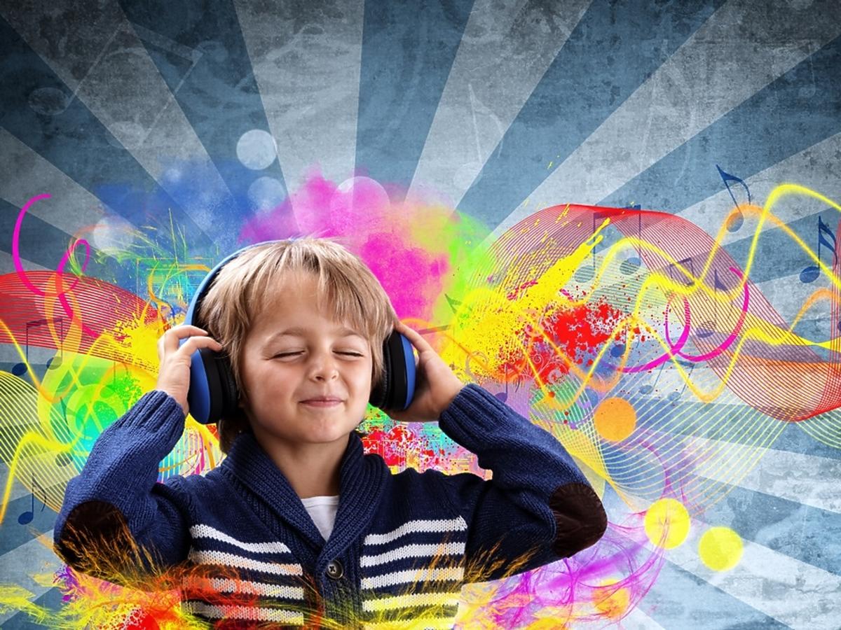 chłopiec słucha muzyki