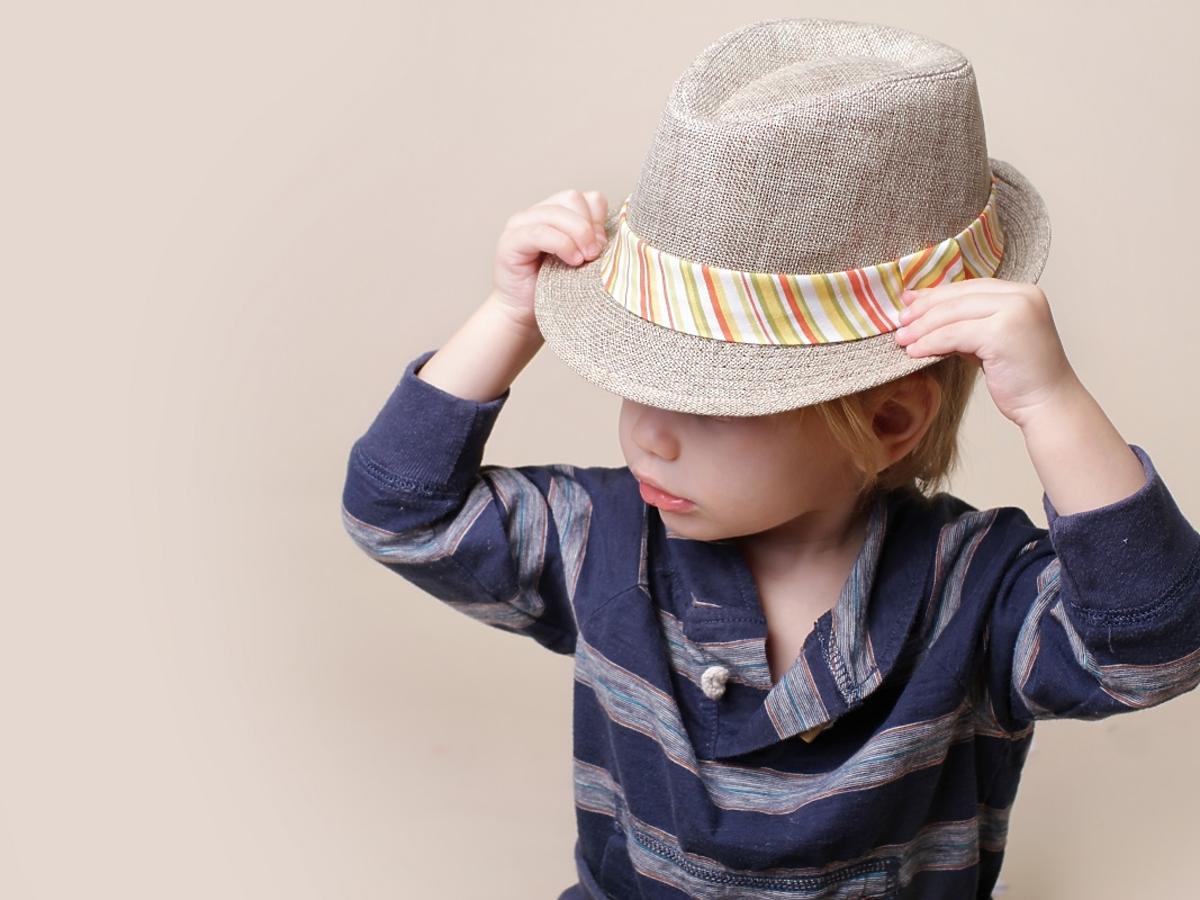 Chłopiec w kapeluszu - sesja zdjęciowa Dziecko na okładkę