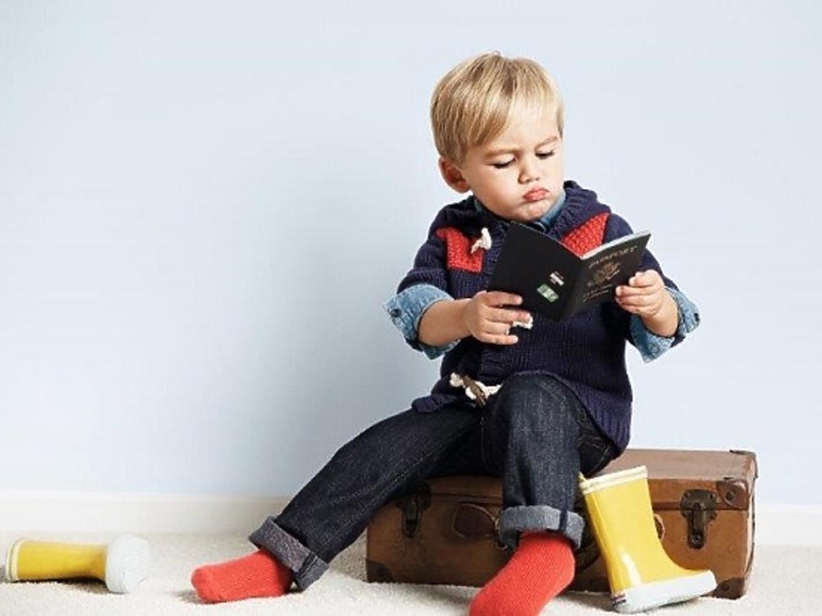 Chłopiec w ubranku z kolekcji Miś Paddington/ BabyGAP