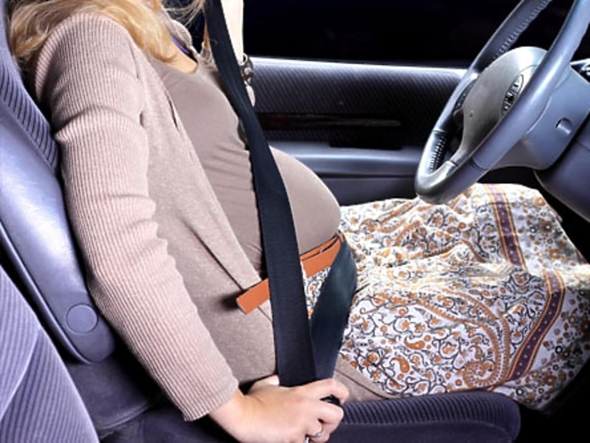ciąża, kobieta w ciąży, samochód, pasy bezpieczeństwa