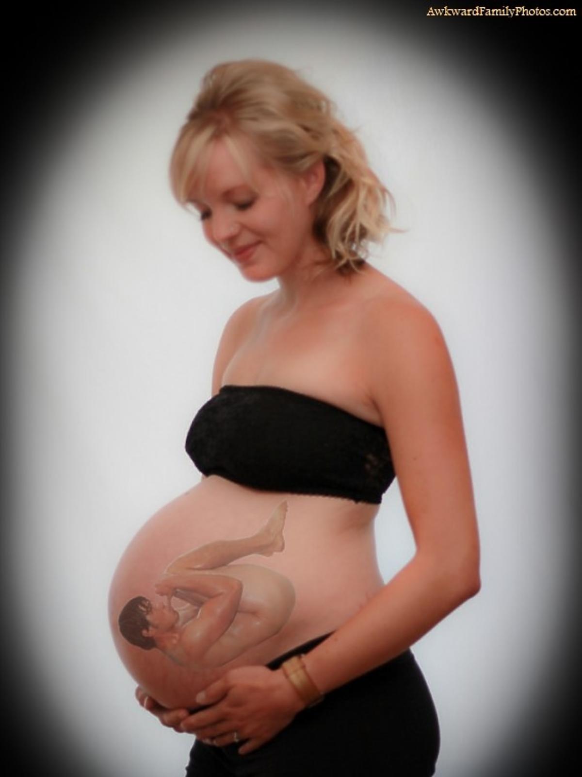 Ciążowe zdjęcie z rysunkiem na brzuchu