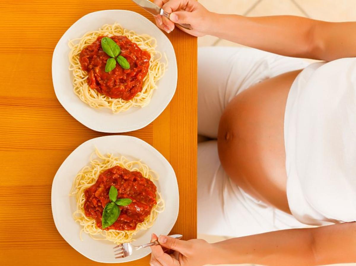 ciąża, kuchnia, talerz, spaghetti, brzuszek
