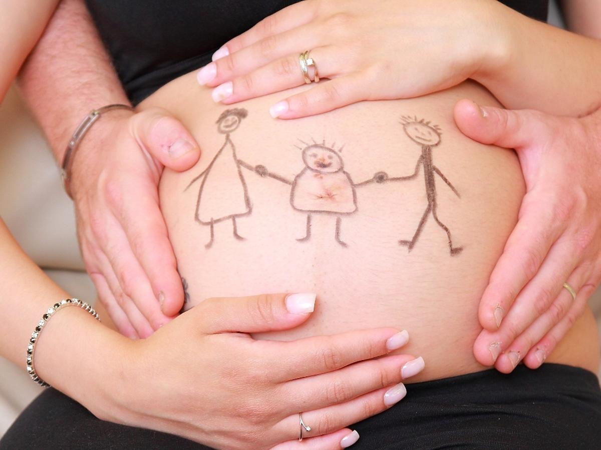 ciąża, rodzina, dziecko, rysunek na brzuchu