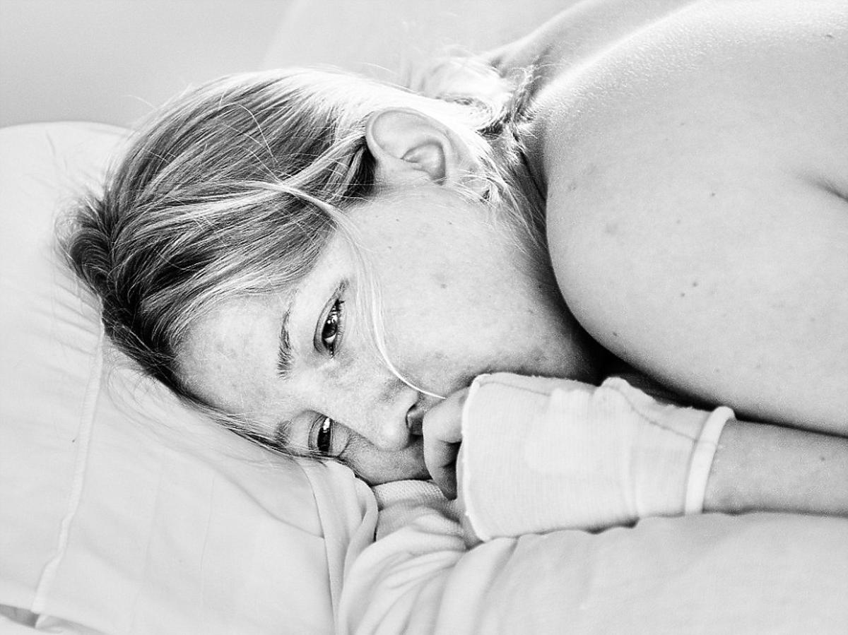 Czarno-biała fotografia twarzy rodzącej kobiety.