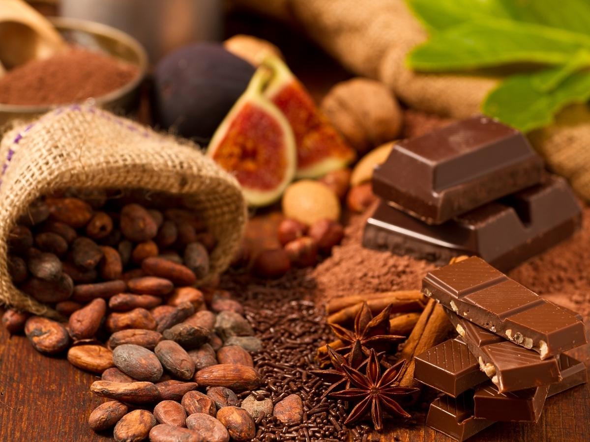 Czekolada, orzechy, suszone owoce, kakao - produkty bogate w magnez