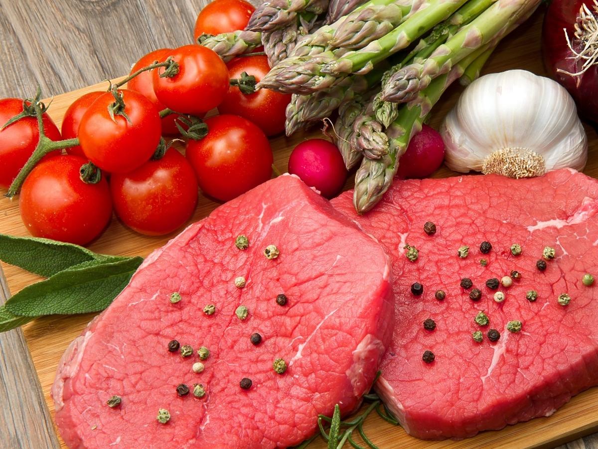 Czerwone mięso, szparagi, pomidory - dieta dla kobiet w ciąży
