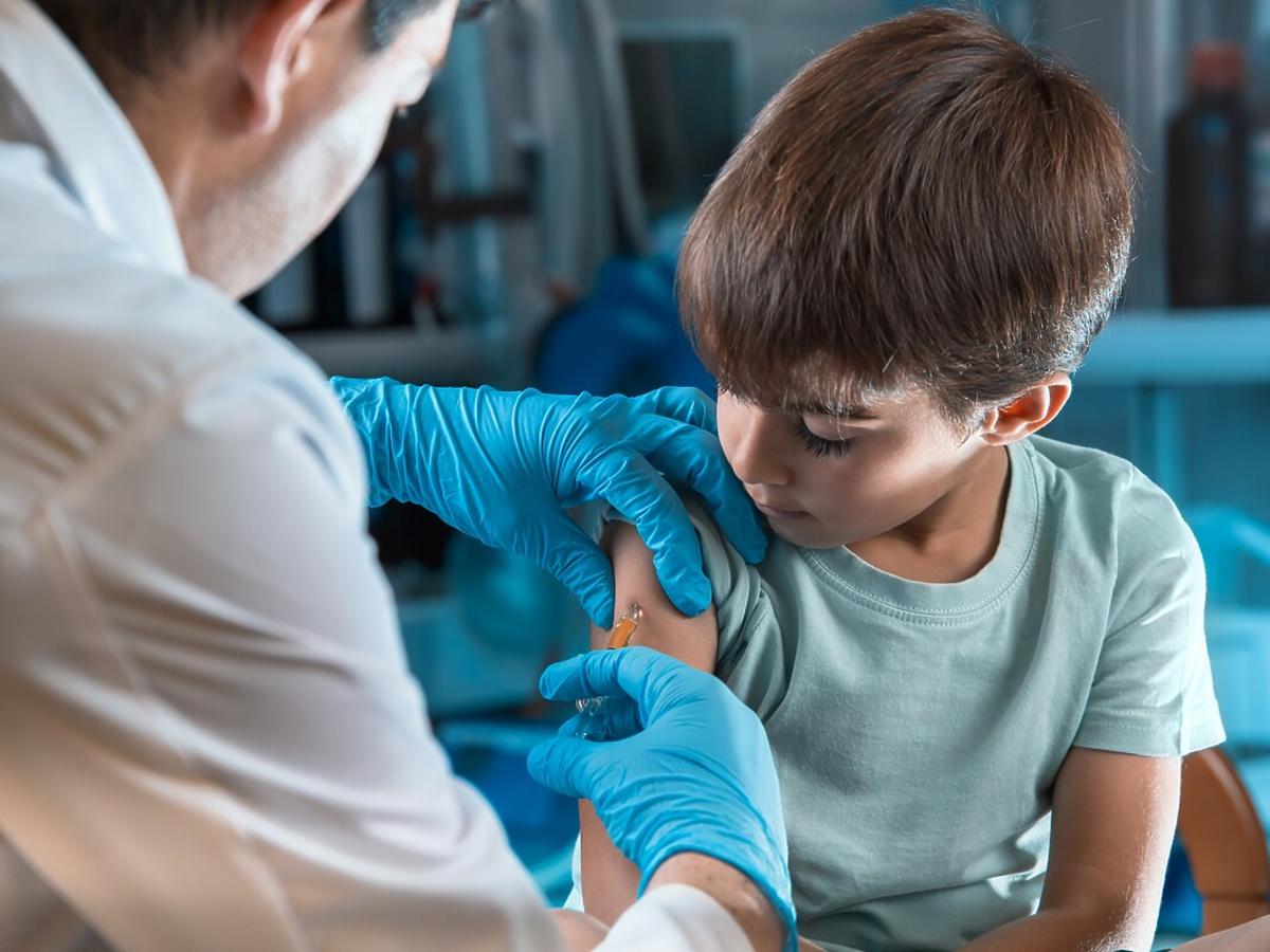 Czy szczepienie dziecka zwalnia z kwarantanny?