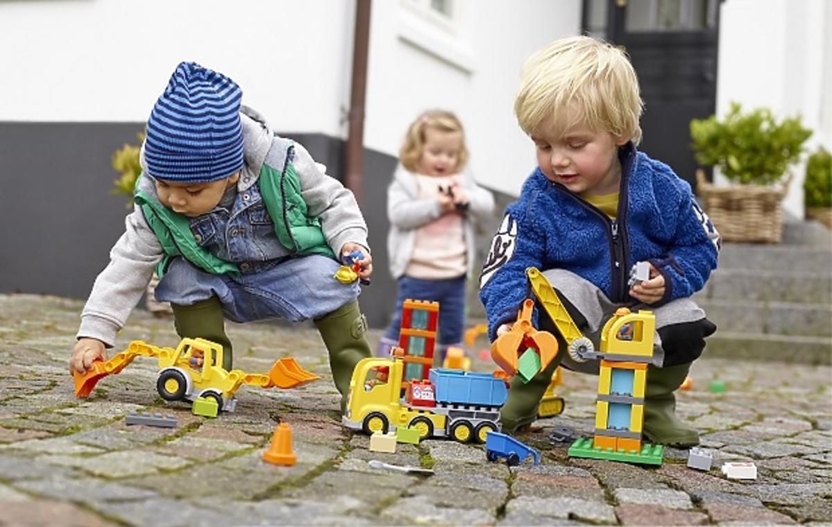 dzieci bawią się klockami Lego Duplo