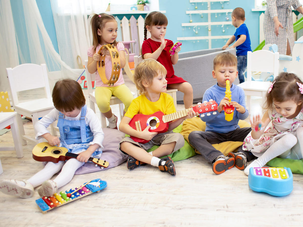 dzieci grają na instrumentach