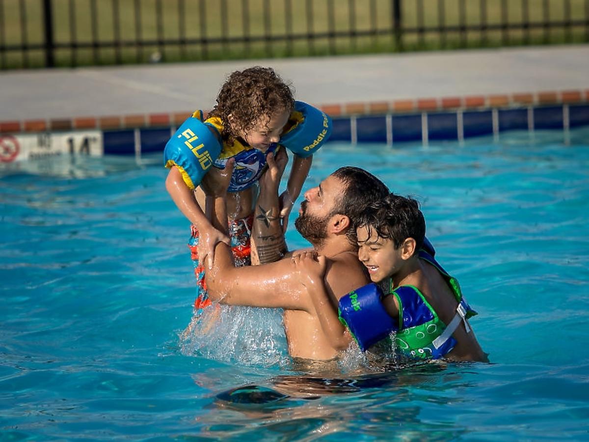 dzieci i tata na basenie