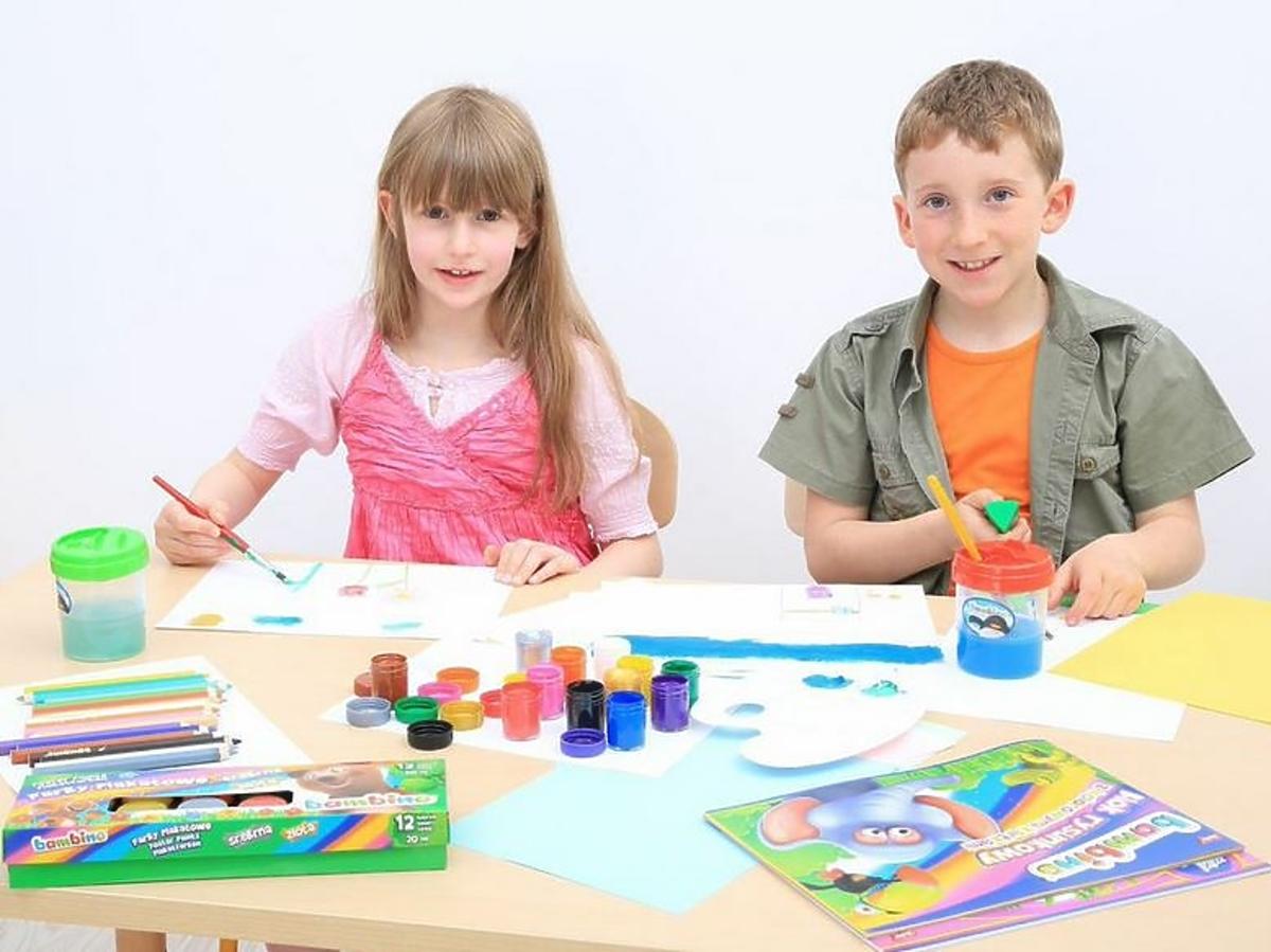 Dzieci malują obrazki - prace plastyczne