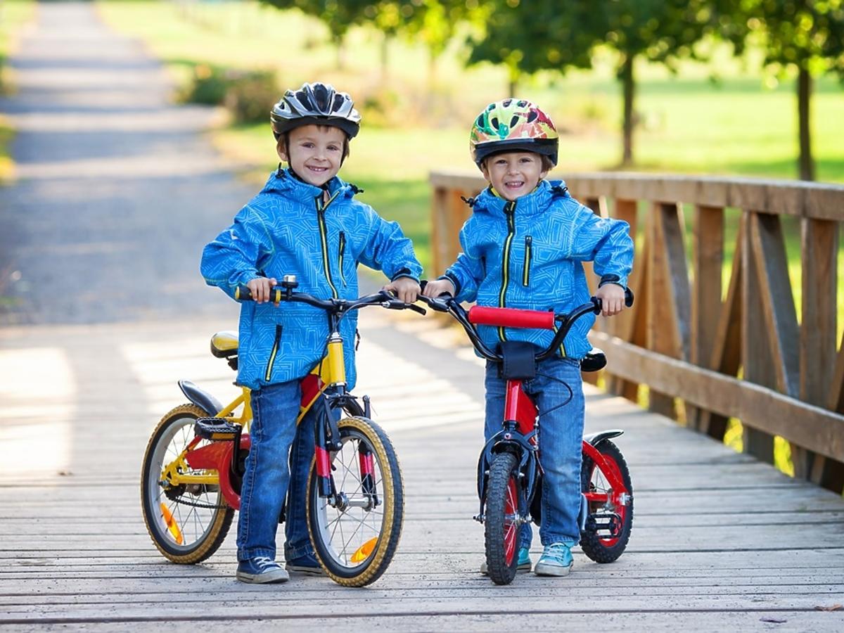 dzieci na rowerkach