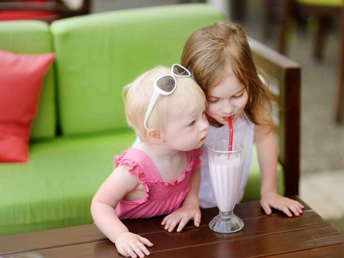 Dzieci piją mleczny koktajl