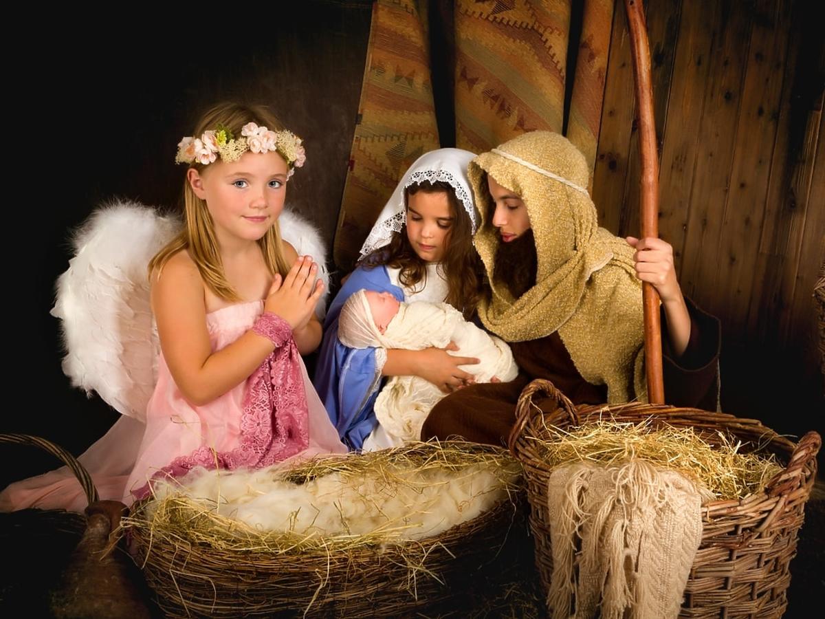 dzieci przebrane za Maryję, Józefa i aniołka