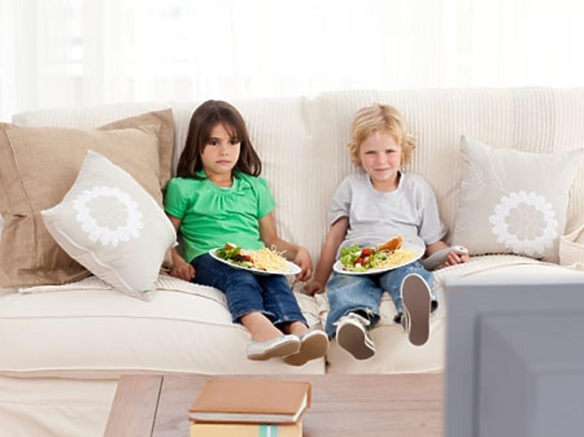dzieci, telewizja, obiad, dziecko i telewizor, jedzenie przed telewizorem