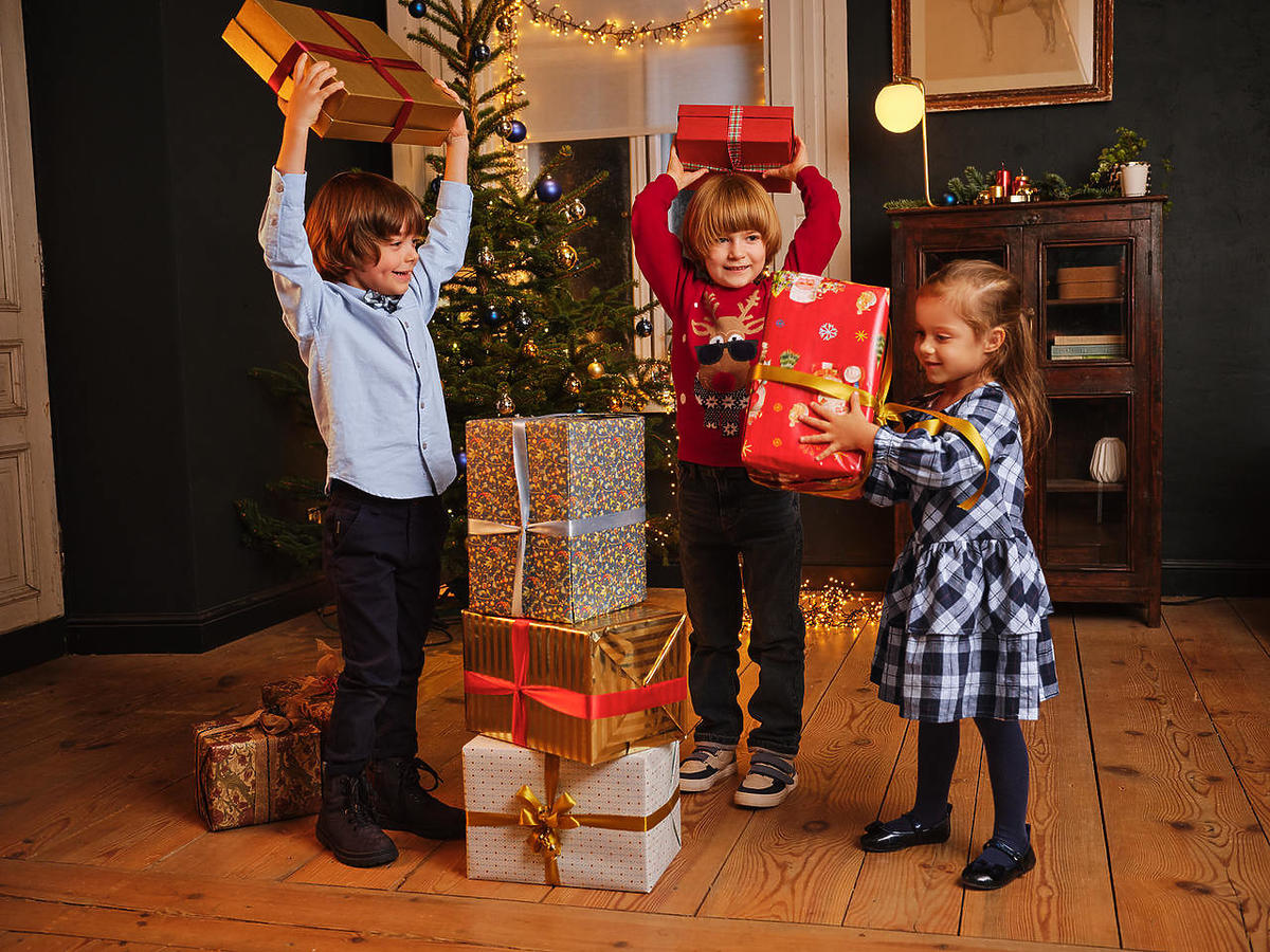 Dzieci z prezentami świątecznymi