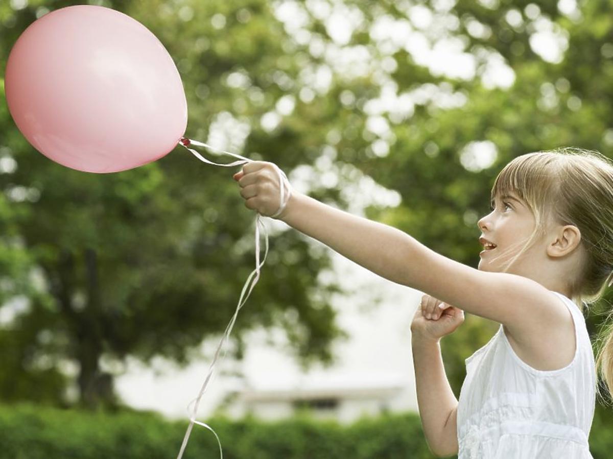 dziecko, balonik, spacer, zabawa