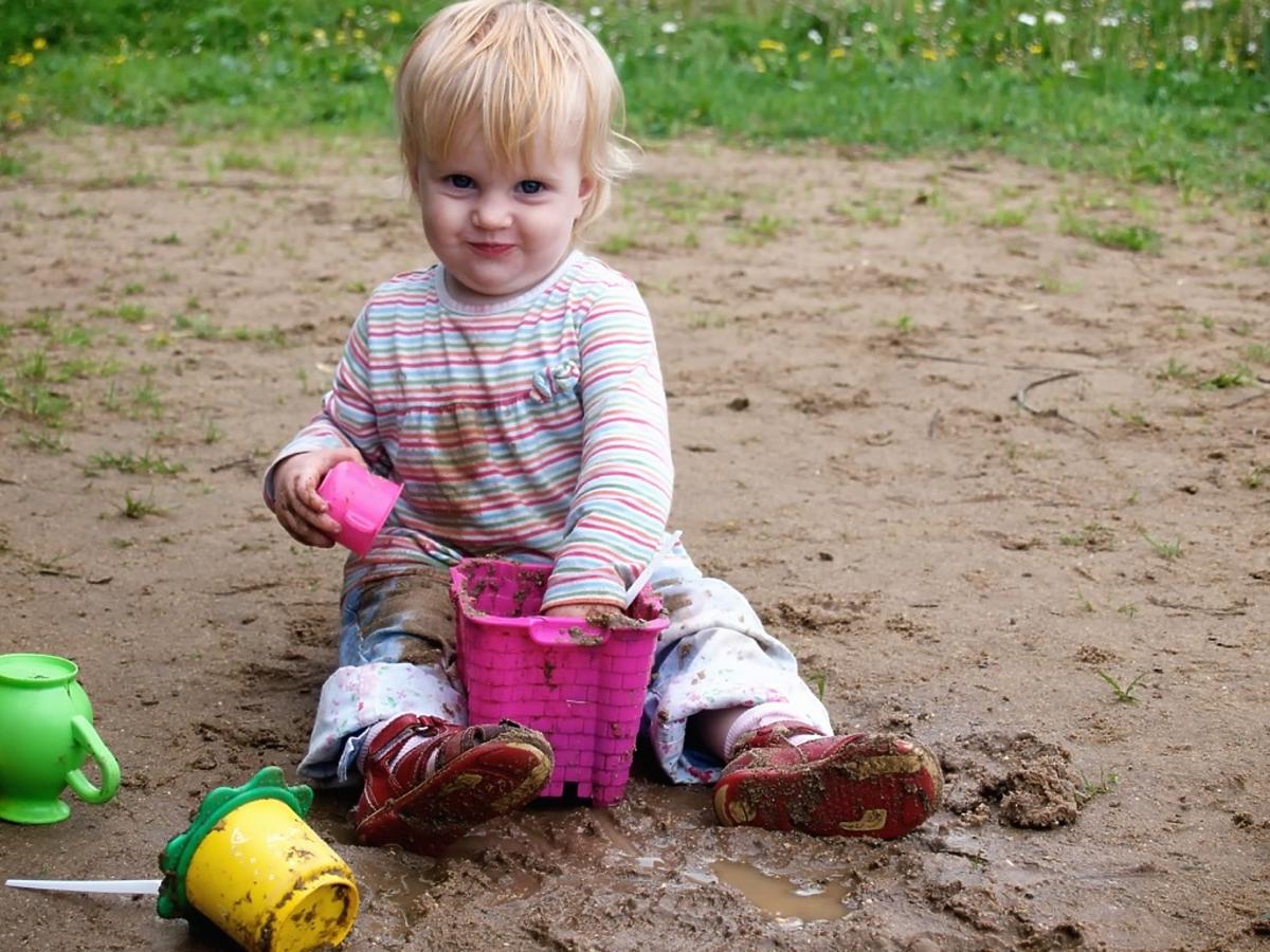 dziecko bawi się w piasku