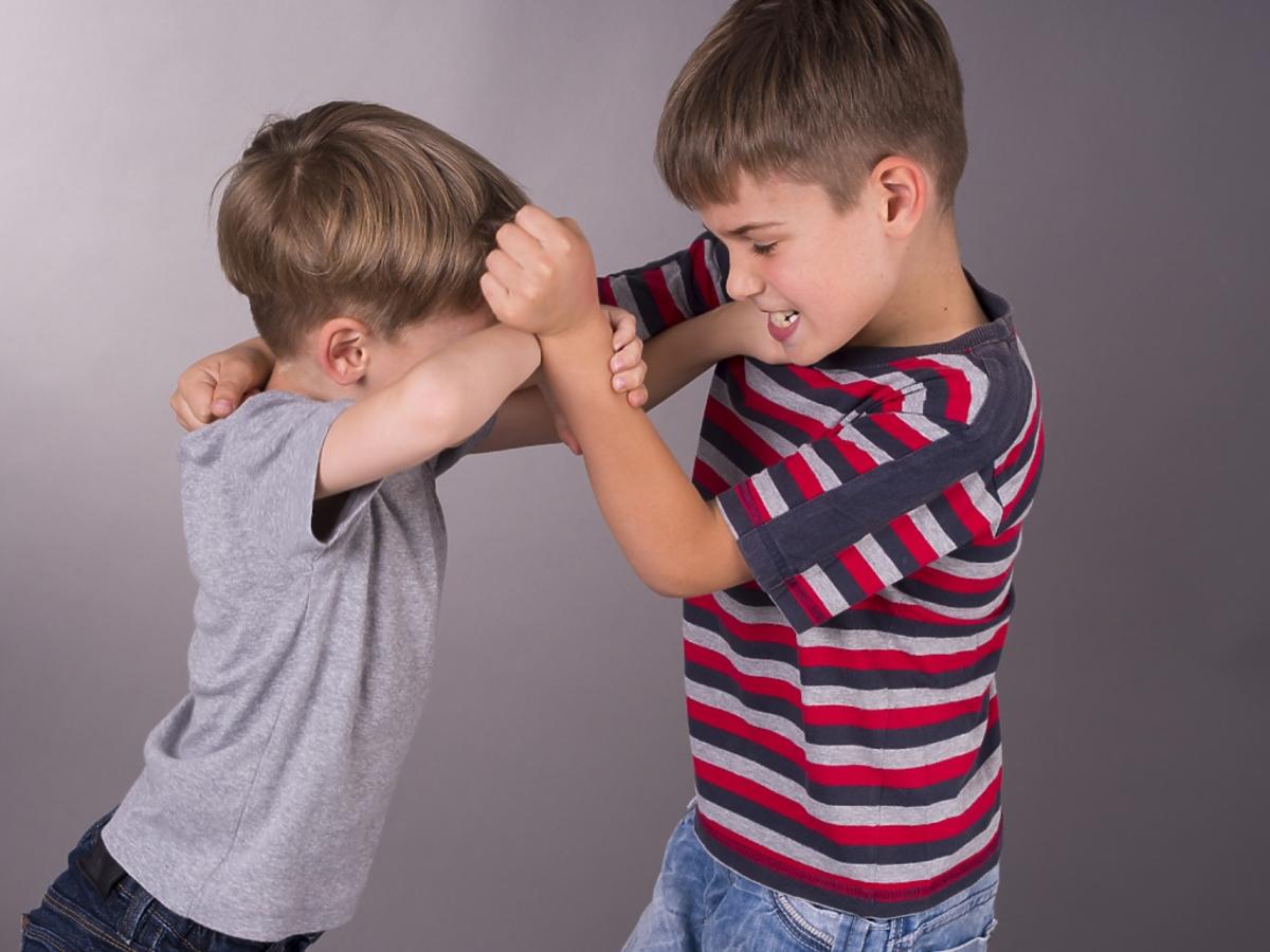dziecko bije innych, agresja dziecięca