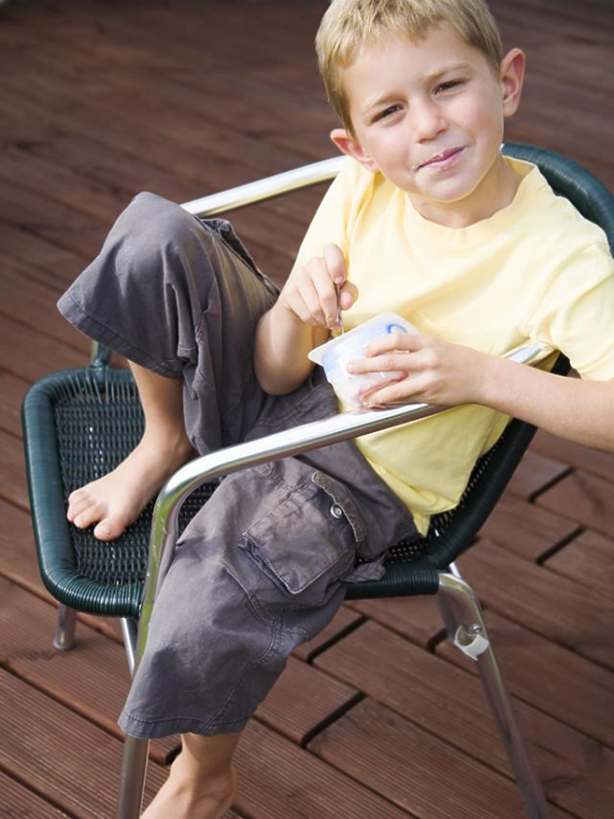 dziecko, chłopiec, kuchnia dla malca, jogurt, siedzieć, krzesło