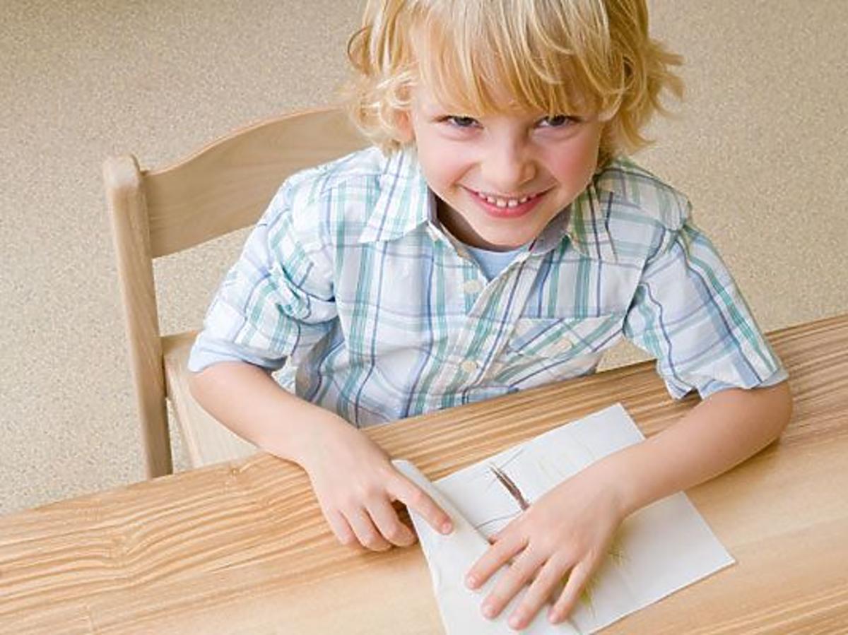 dziecko, chłopiec, uśmiech, stół, pisać, kartka