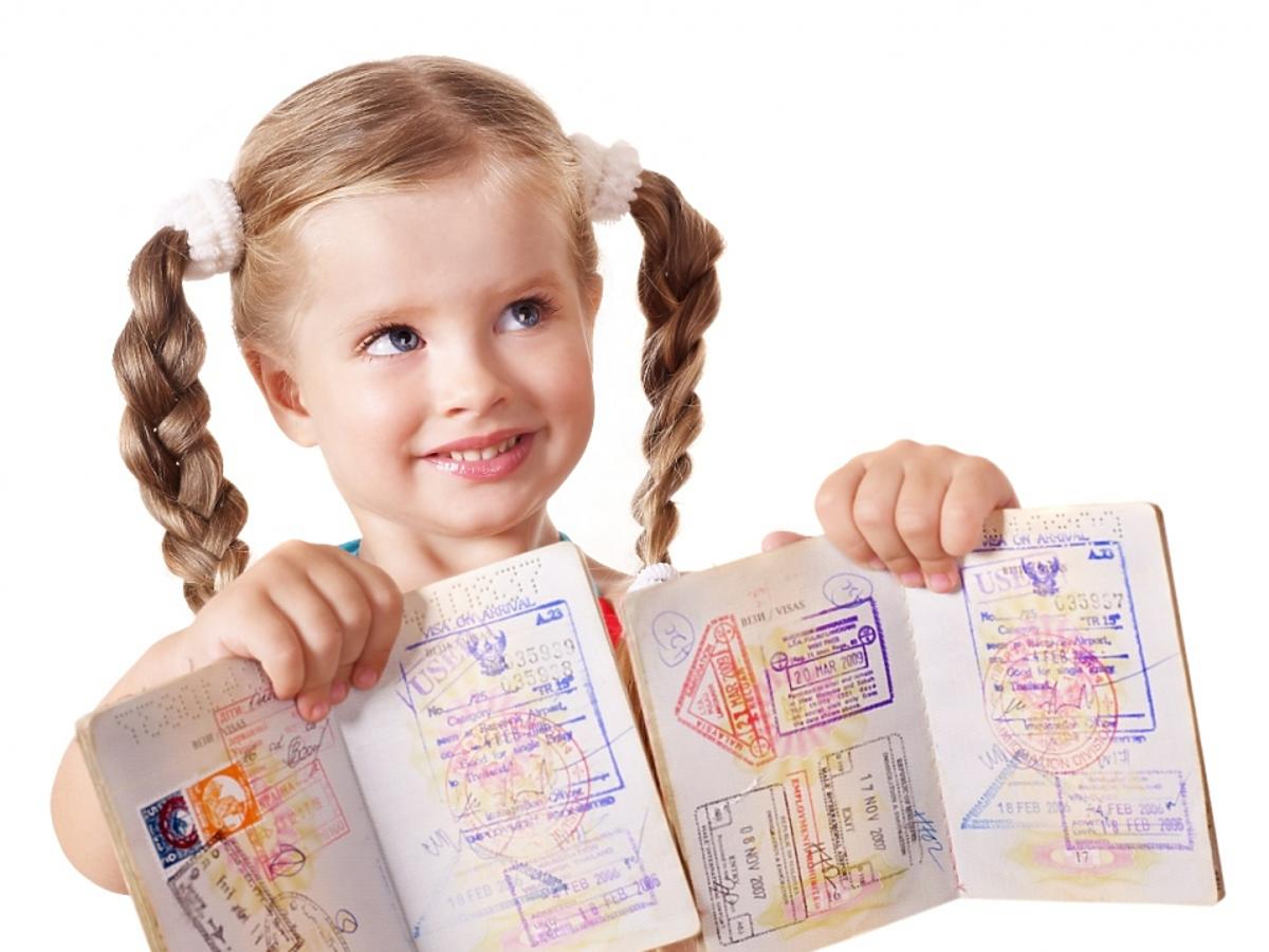 dziecko, dwa paszporty, podwójne obywatelstwo