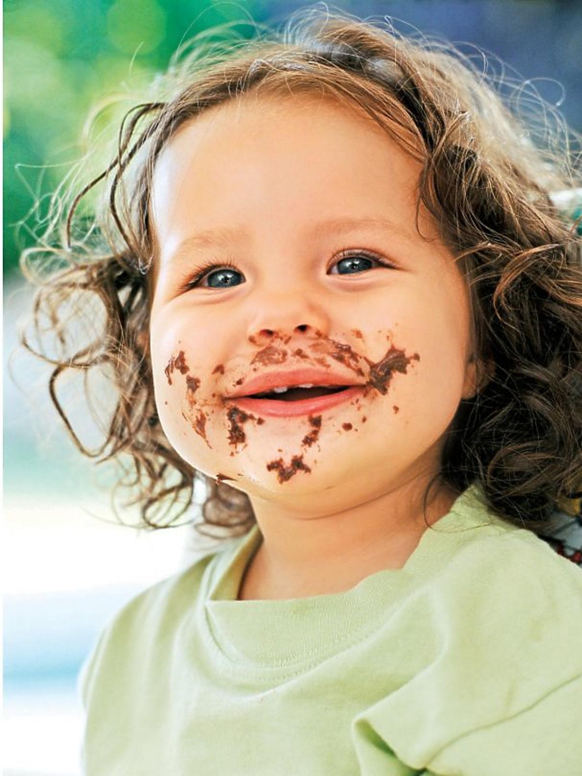 dziecko, dziewczynka, czekolada, uśmiech, słodycze
