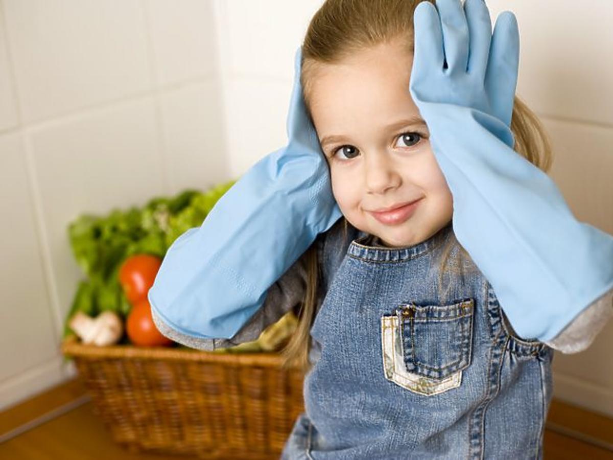 dziecko, dziewczynka, kuchnia, rękawice, sprzątanie