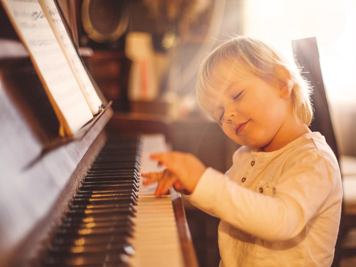 Dziecko gra na instrumencie