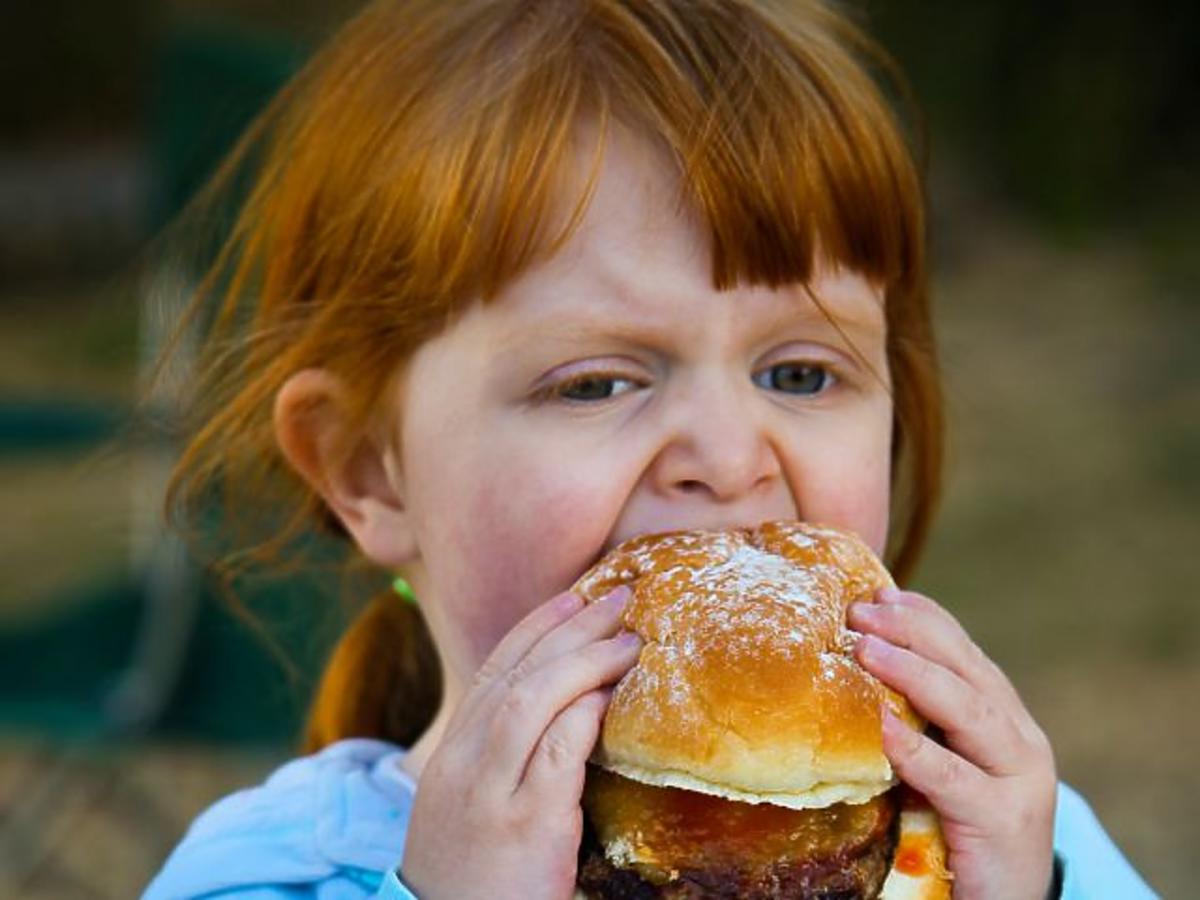 dziecko, hamburger, kuchnia dla malca, otyłość