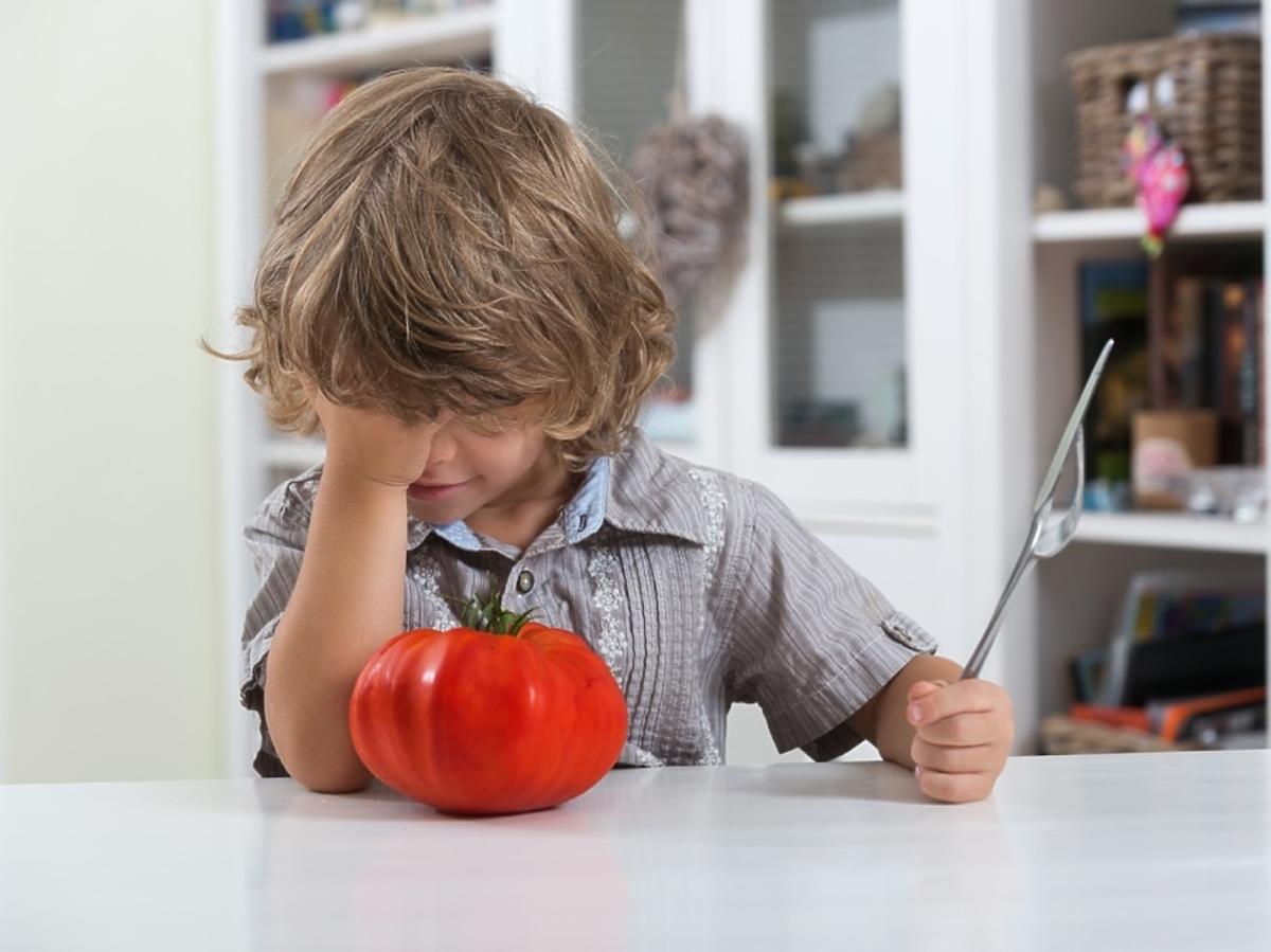 dziecko i pomidor
