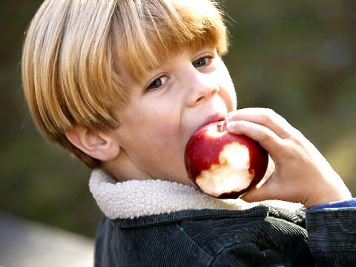 dziecko, jabłko, owoce