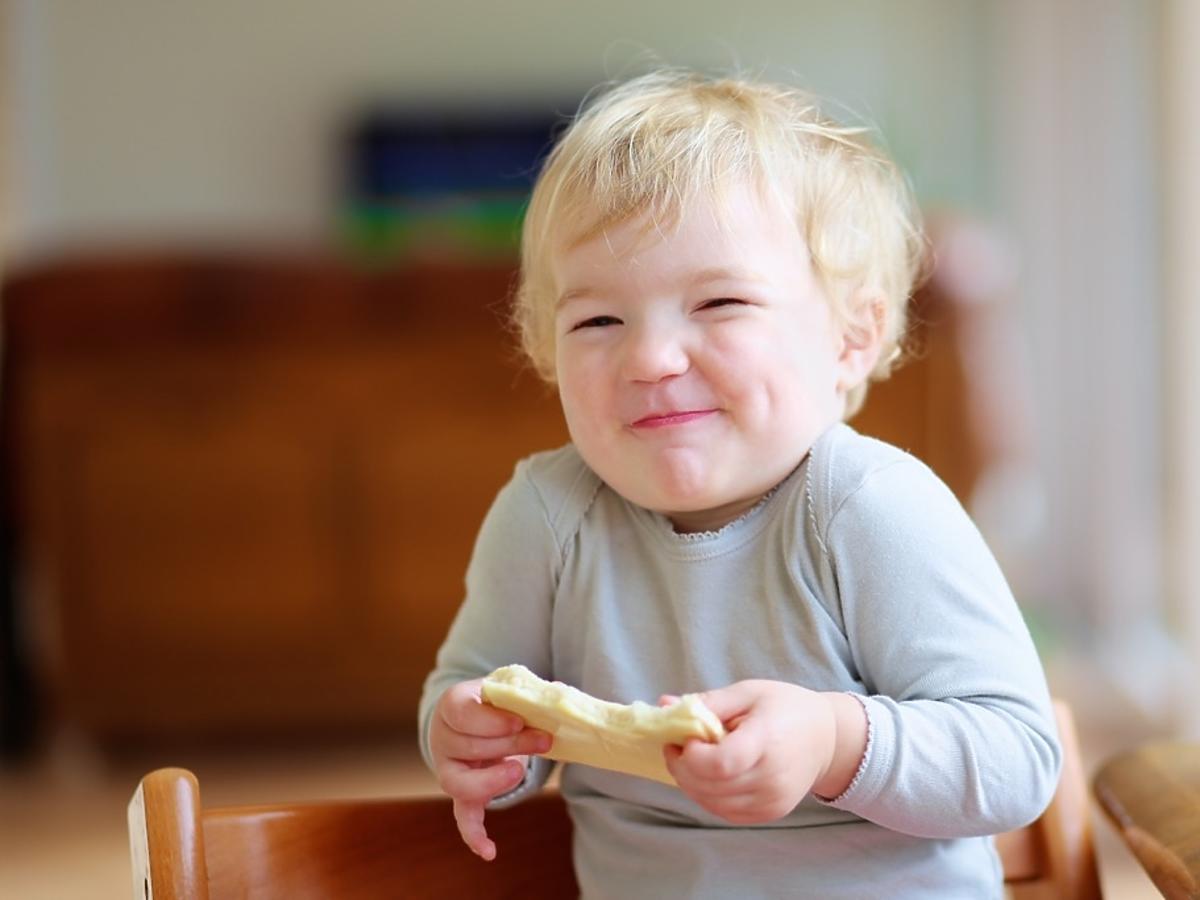 dziecko je kanapkę