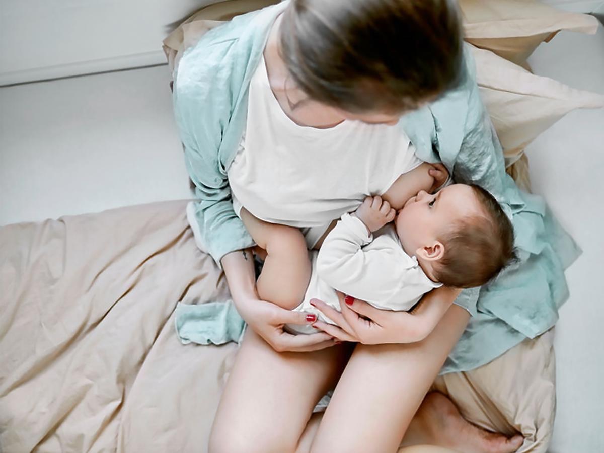 dziecko je mleko z piersi mamy