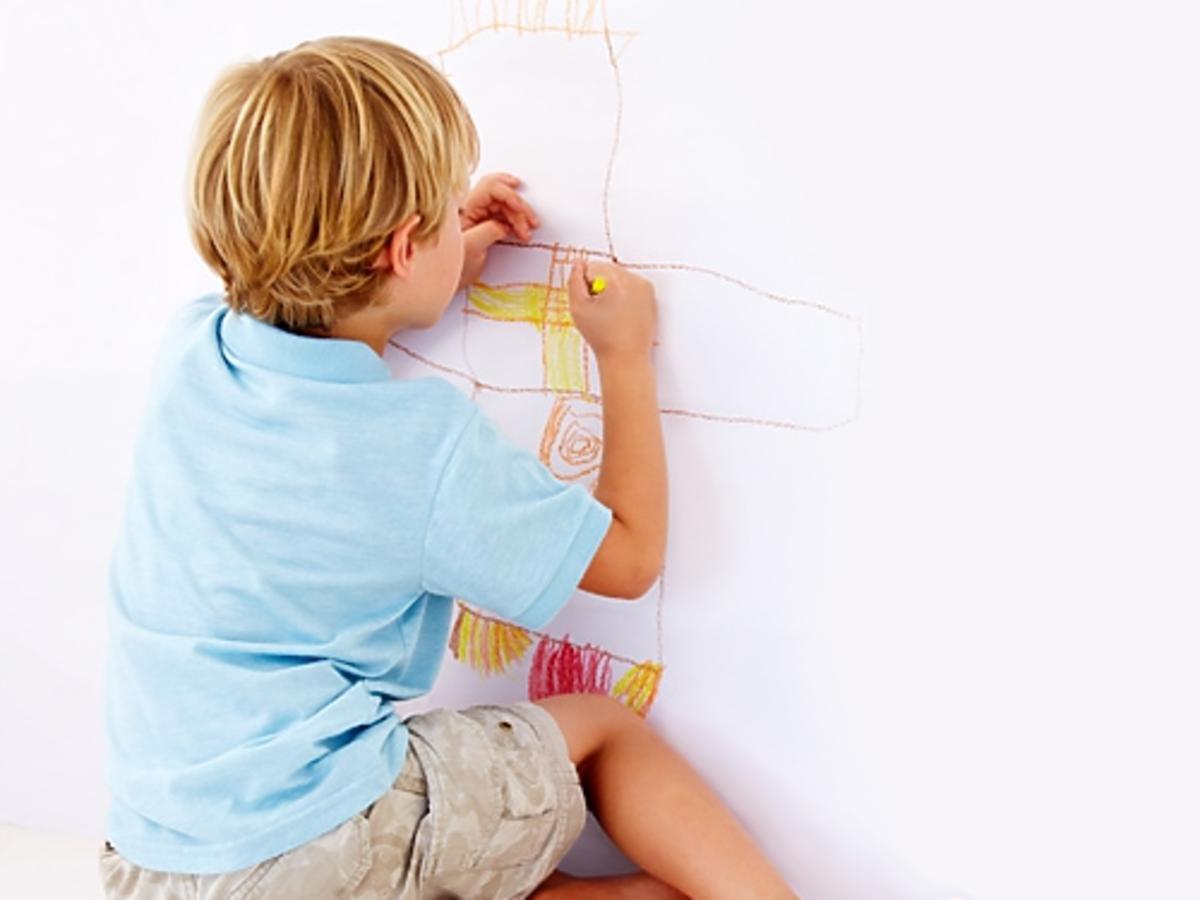 dziecko, kredki, rysunki na ścianie
