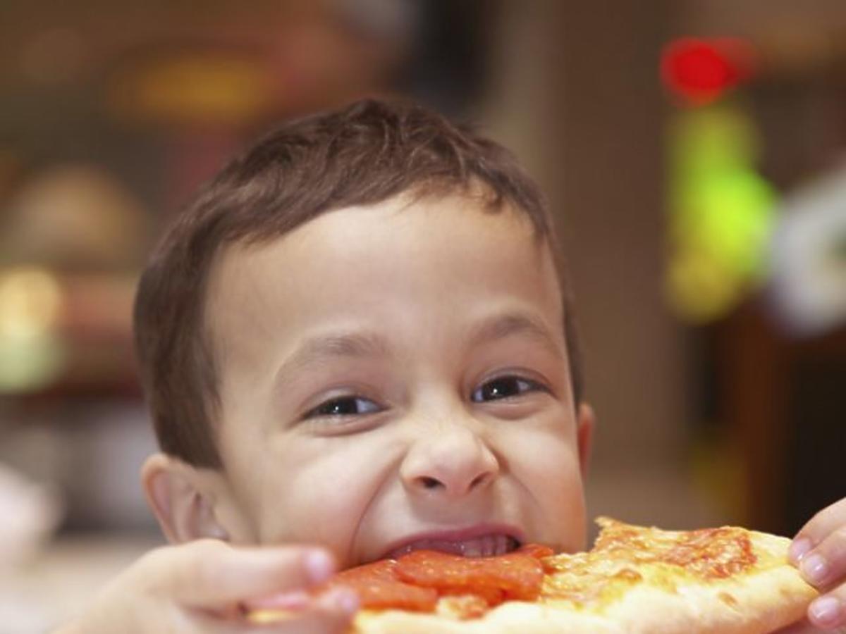 dziecko, kuchnia dla malca, pizza, chłopiec