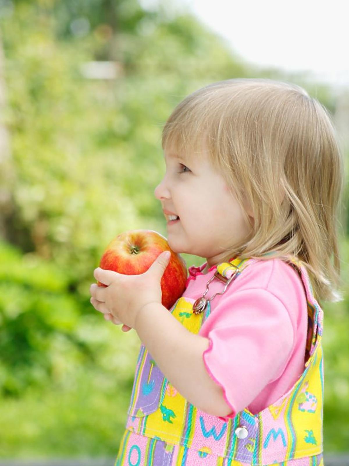 dziecko, kuchnia, jabłko, wiosna, spacer