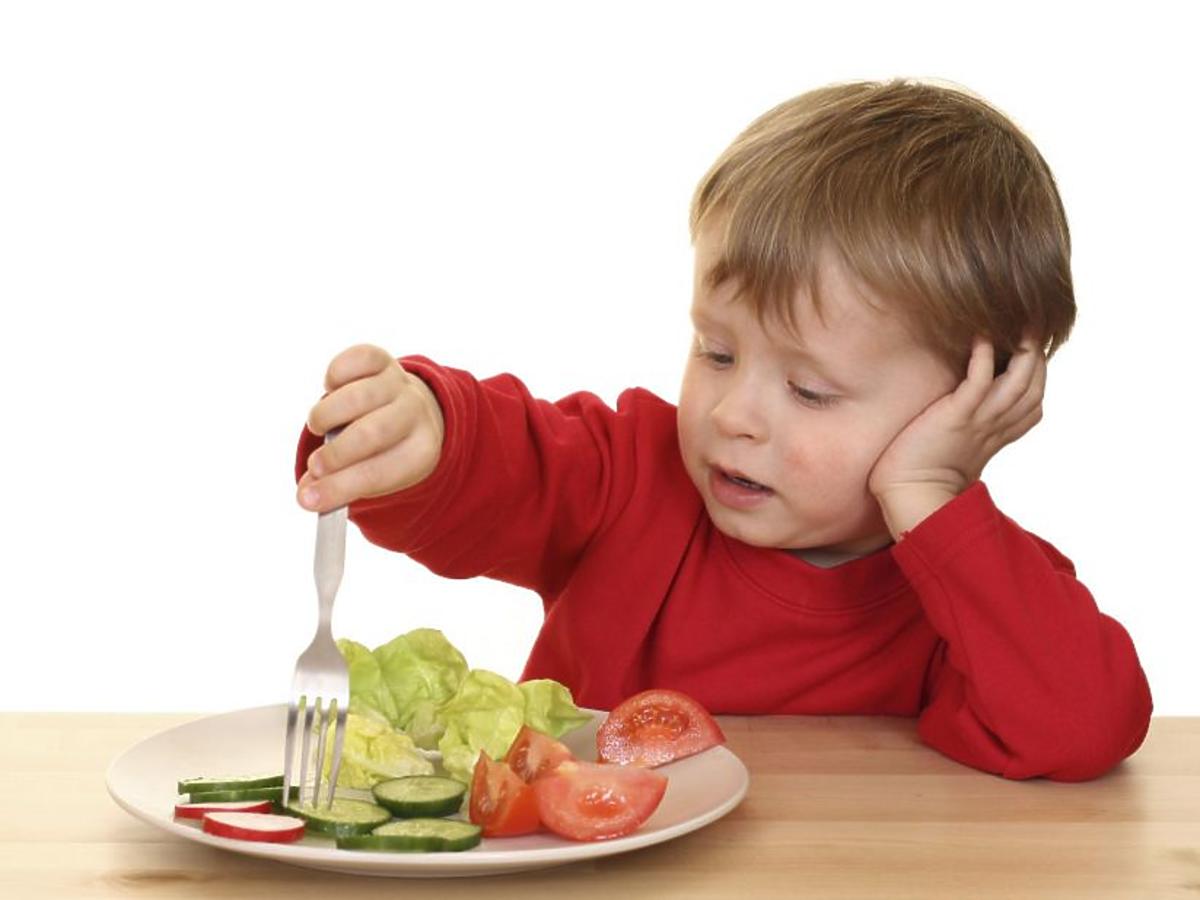 dziecko, kuchnia, warzywa, talerz, widelec
