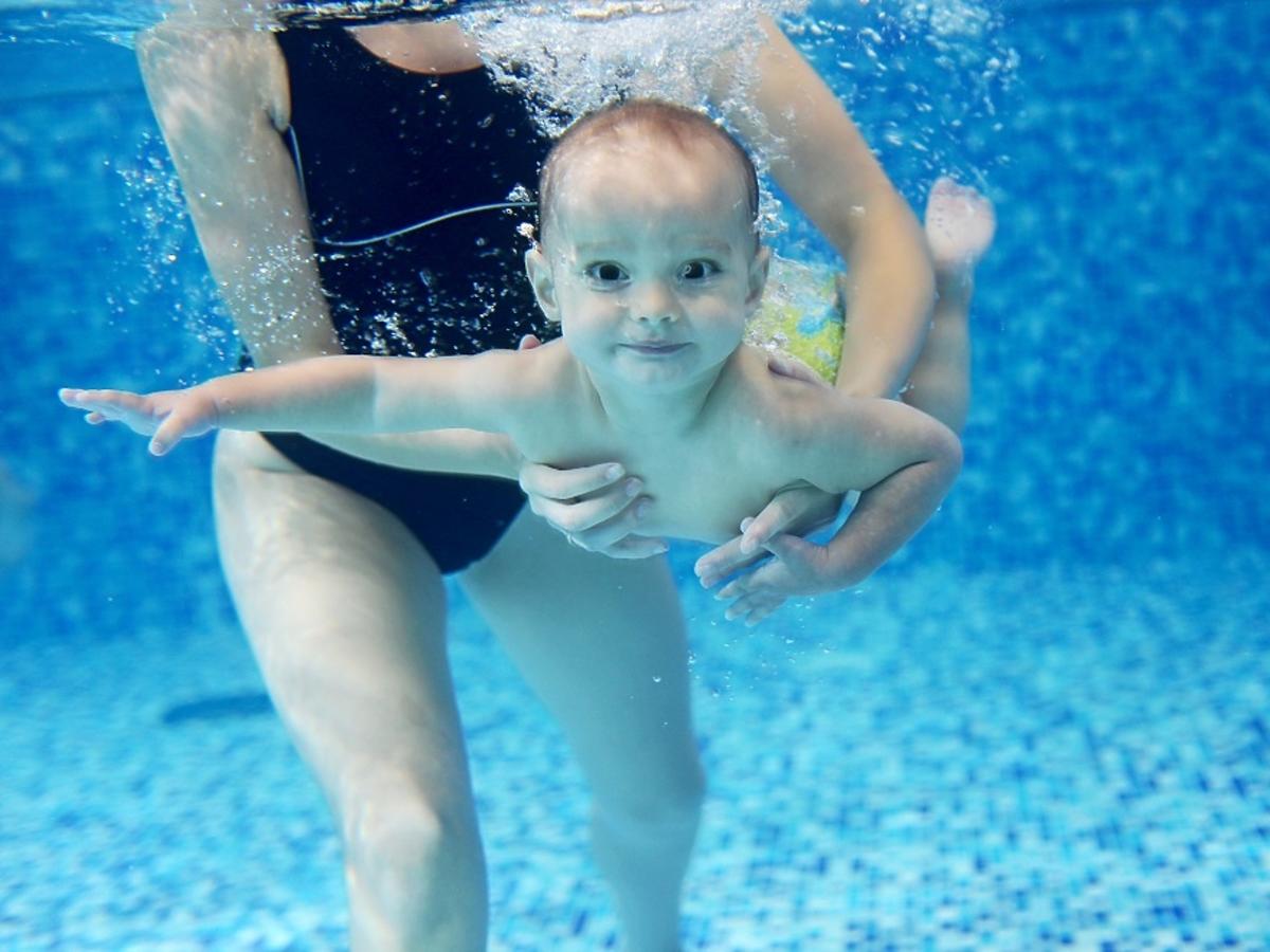 dziecko, mama, basen, woda, pływanie, niemowlę