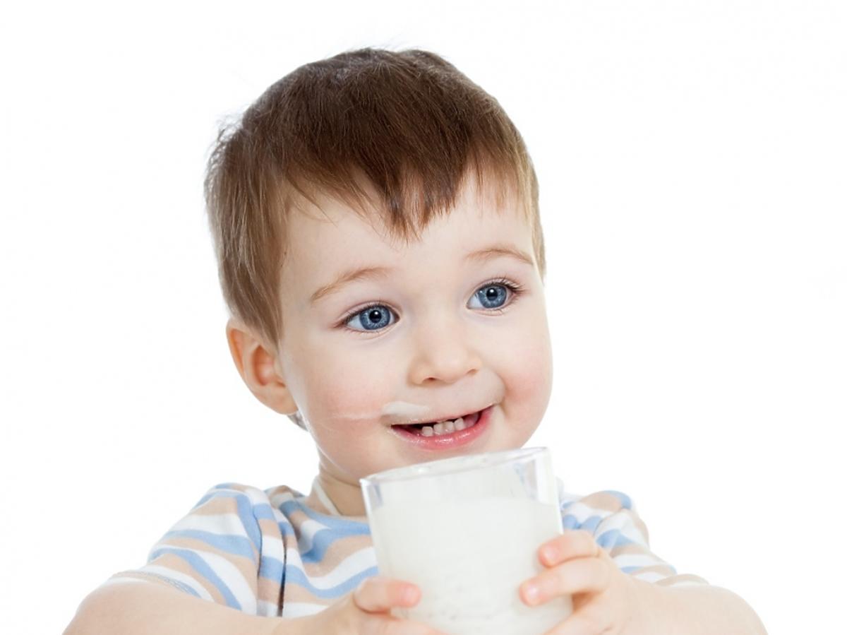 33-miesięczne dziecko pije mleko
